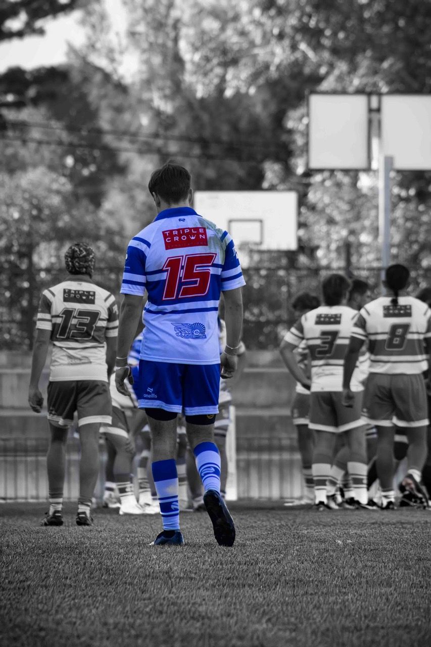 A player in blue walks up to a lineout