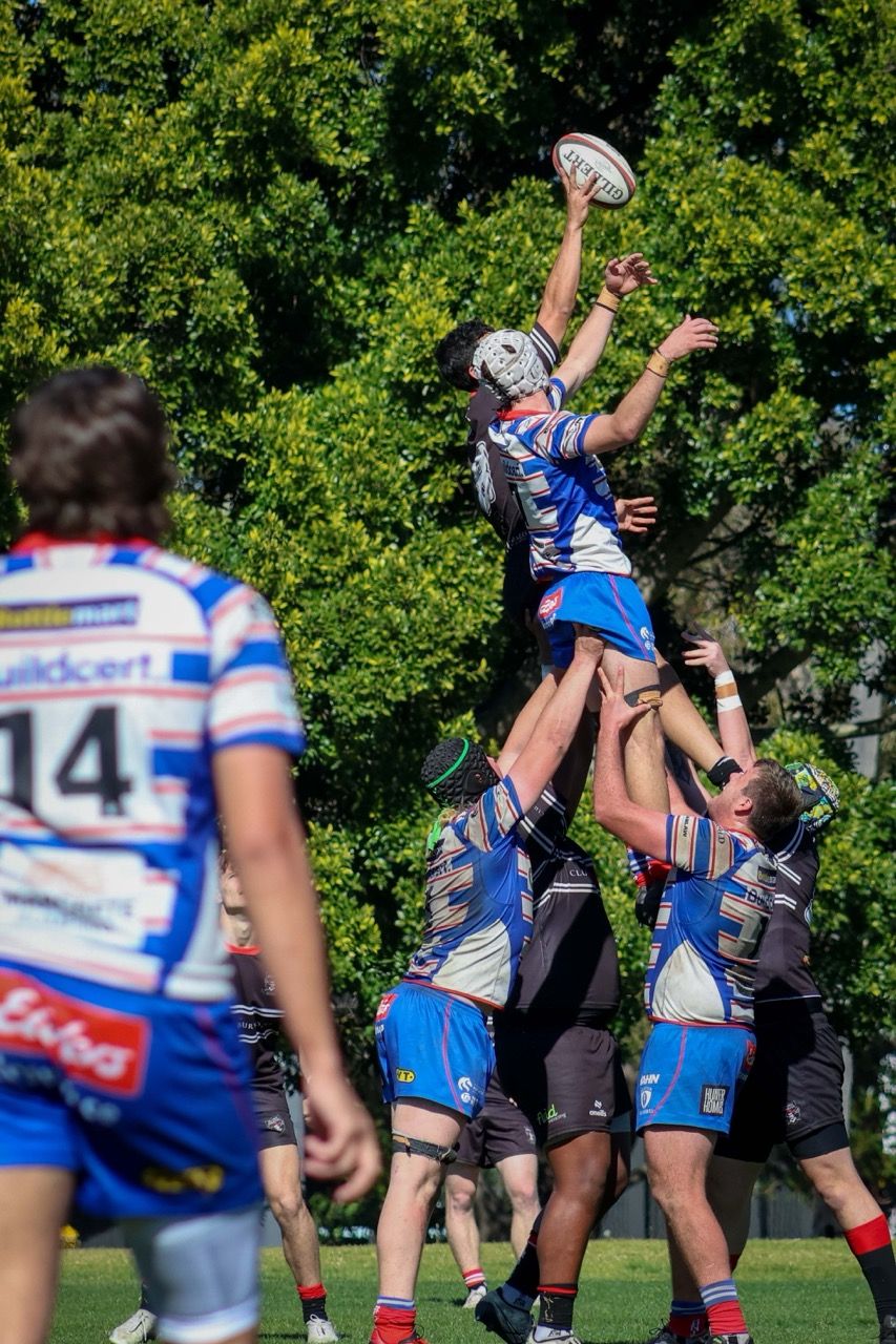 Colts players lift a jumper in a lineout